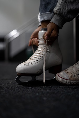 ice skate kelli-mcclintock-8bH7yjcaFD4-unsplash